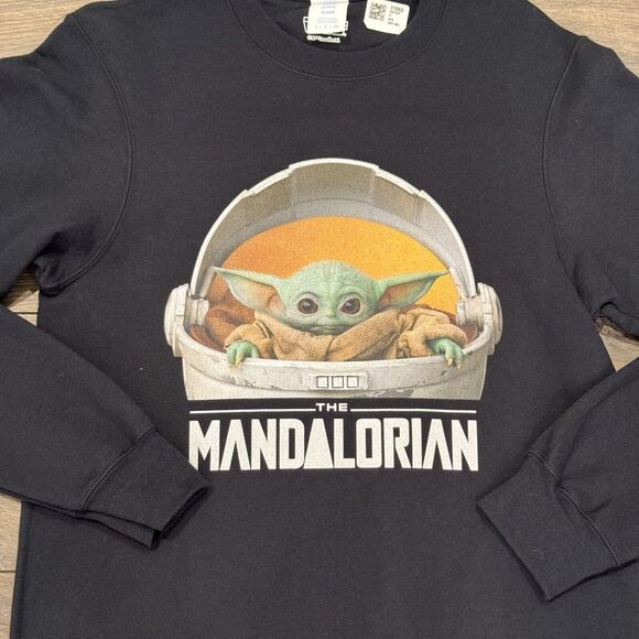 Stars Wars The Mandalorian Crewneck Sweatshirt Mens Size Small Black Baby Yoda - Picture 2 of 5